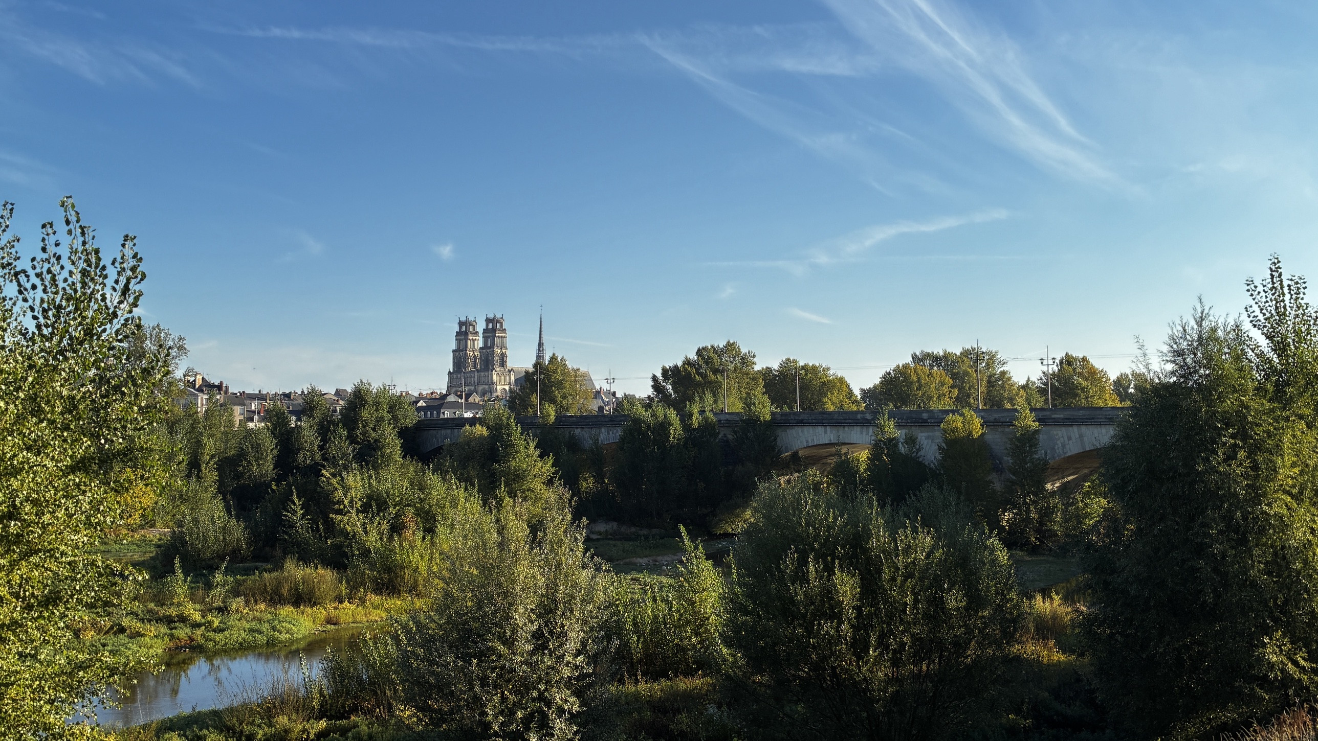Orléans : la Loire, le pont George V et la cathédrale Sainte-Croix sous un grand ciel bleu