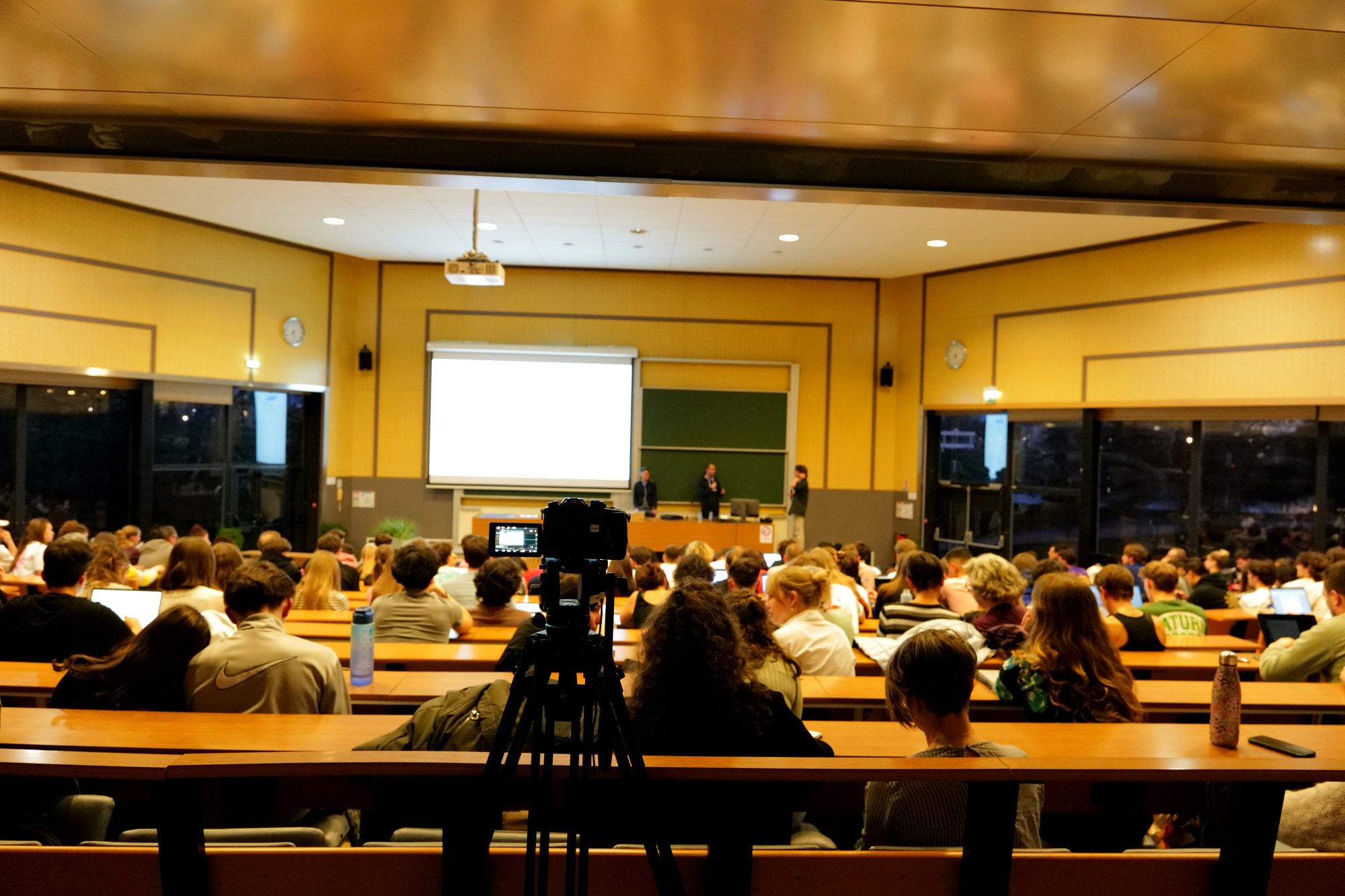 Amphithéâtre plein pendant une conférence CFKO