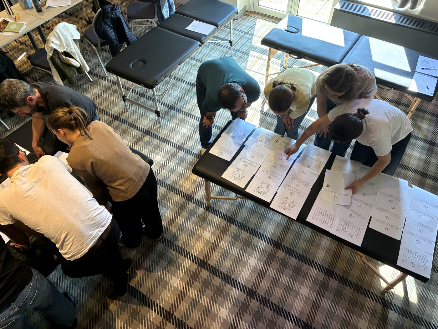 Stagiaires penchés sur leurs fiches pendant un atelier