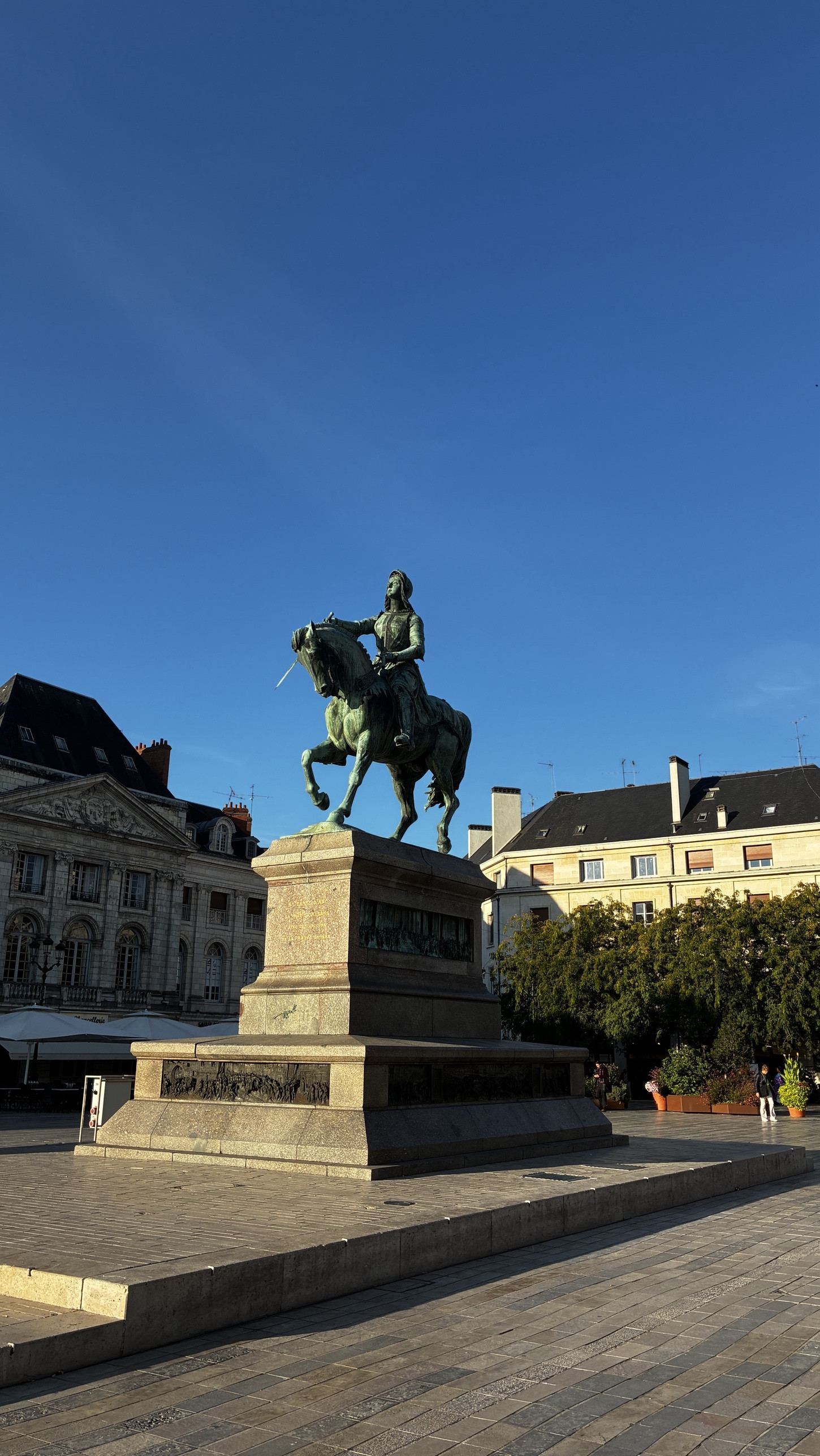 Orléans : la statue de Jeanne d'Arc, place du Martroi, sous un ciel bleu