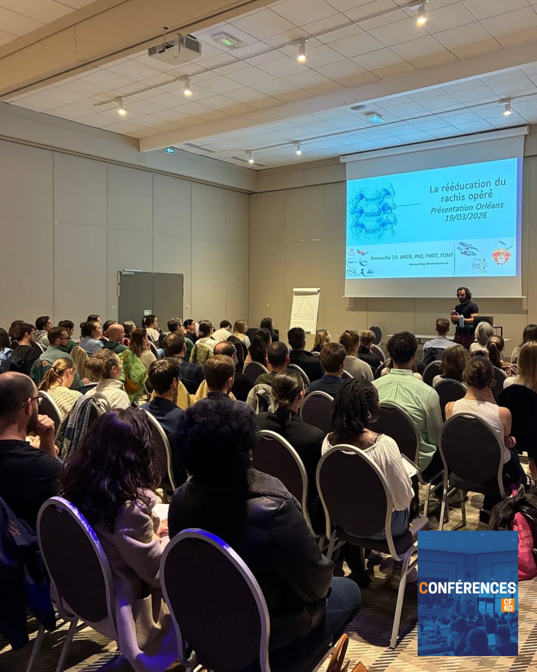 Salle pleine pendant une conférence CFKO